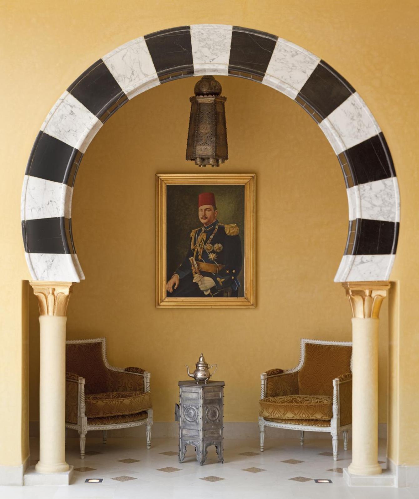 Moevenpick Resort & Marine Spa (סוס (עיר מראה חיצוני תמונה A portrait of King Idris I in the Royal Palace of the King of Libya