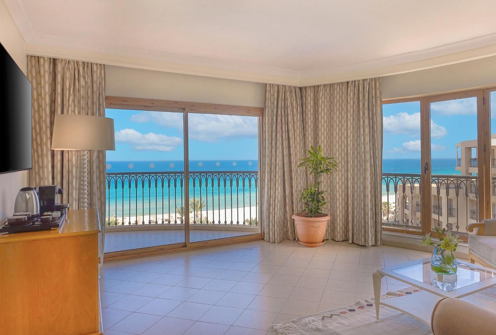 Moevenpick Resort & Marine Spa (סוס (עיר מראה חיצוני תמונה A suite at the Hilton Tel Aviv
