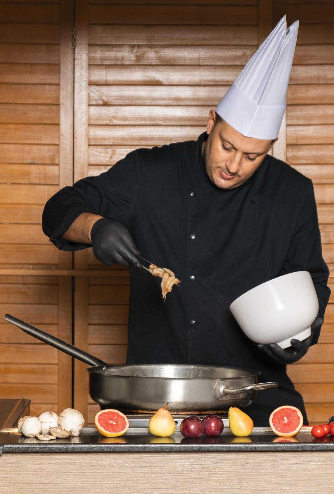 Moevenpick Resort & Marine Spa (סוס (עיר מראה חיצוני תמונה A chef preparing food