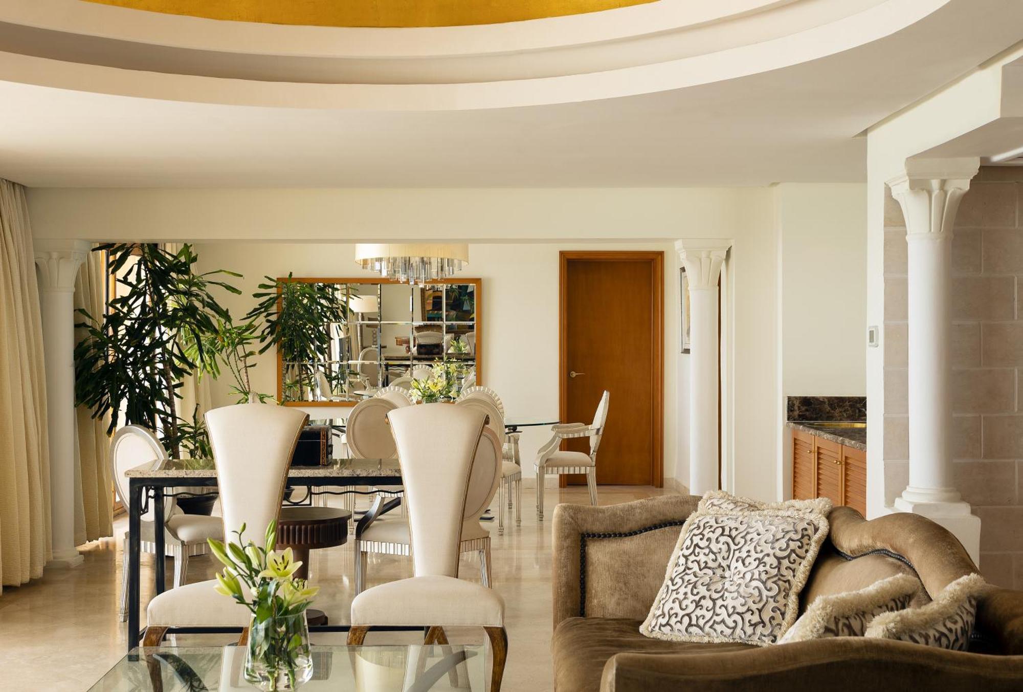 Moevenpick Resort & Marine Spa (סוס (עיר מראה חיצוני תמונה The interior of a suite at the Four Seasons Hotel, London